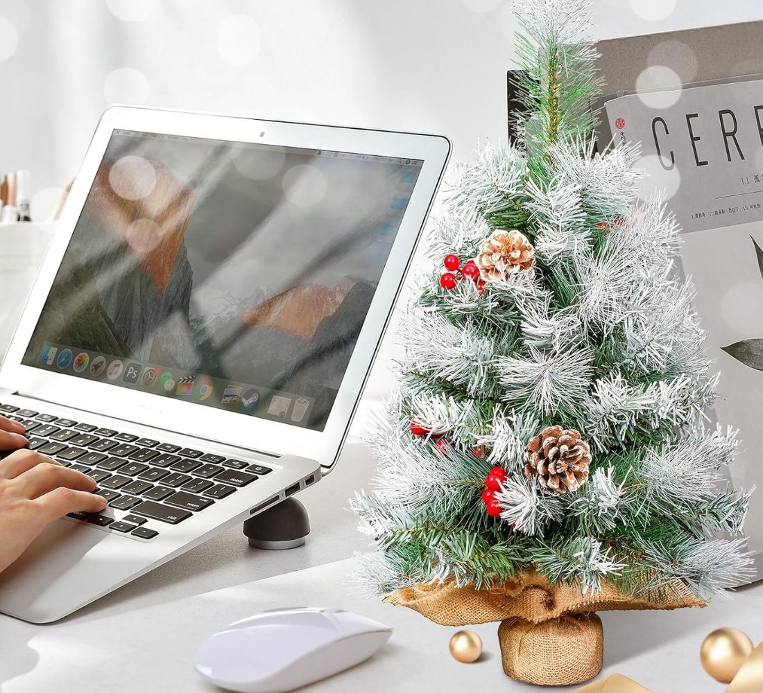 Albero di Natale innevato con Bacche e Pigne Piede in yuta 60 cm Ø 38 cm